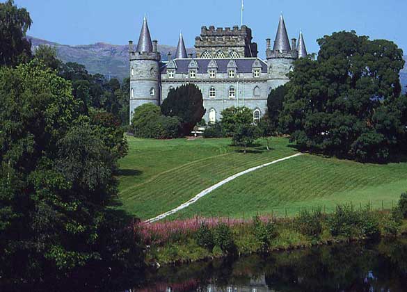  IGDA/G. Roli     ЗАМОК во французском стиле в Инвэри на западном побережье Шотландии – родовое поместье Кэмпбеллов.