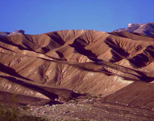  IGDA/M. Bertinetti     ДОЛИНА СМЕРТИ – межгорная впадина в пустыне Мохаве, самая низкая точка в Западном полушарии (86 м ниже у.м.). Характеризуется крайней аридностью. Абсолютный максимум температур 56,7°С.