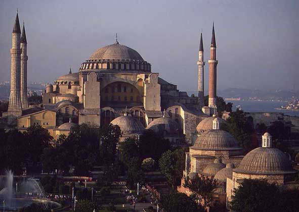  IGDA/A. Vergani     СОБОР СВ. СОФИИ в Константинополе (Стамбуле). После 1453 собор был преобразован в мечеть, а в 1935 объявлен музеем.