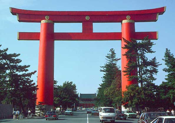  IGDA/M. Bertinnetti     ТОРИИ, священные ворота. На фотографии – ворота синтоистского храма Хэйан в Киото.