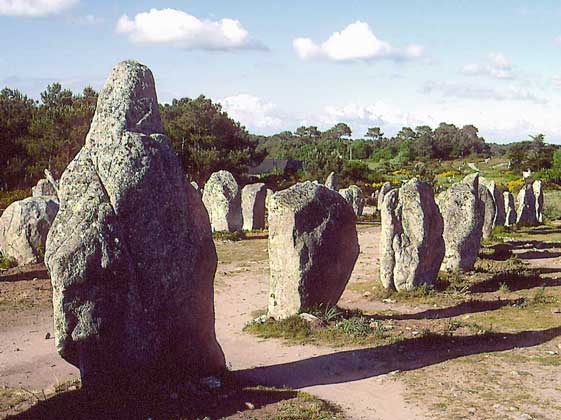  IGDA/G. Sioen     МЕНГИРЫ – мегалитические сооружения в местечке Карнак (департамент Морбион на западе Франции). Датируются 5000–2000 лет до н.э. (неолит-бронза). В Карнаке насчитывается 2935 менгиров.
