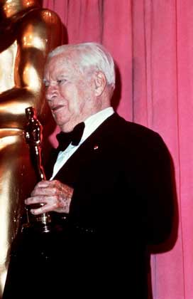  IGDA     ЧАРЛЬЗ СПЕНСЕР ЧАПЛИН получает специальную премию «Оскар» (1972).