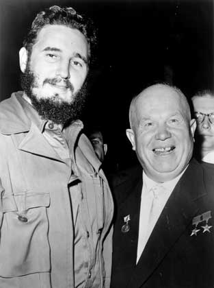 НИКИТА СЕРГЕЕВИЧ ХРУЩЕВ (справа) и Фидель Кастро. Library of Congress