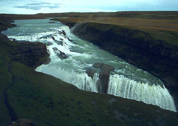  IGDA/M. Leigheb     ВОДОПАД ГЮДЛЬФОСС на реке Хвитау на юго-западе Исландии – один из крупнейших в стране.