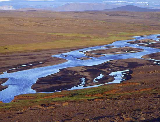  IGDA/N. Cirani     РЕКИ, стекающие с центральных вулканических плато Исландии, как, например, в области Кьёлюр, образуют множество водопадов.