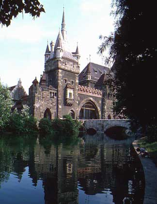 ОЗЕРО С ЗАМКОМ ВАЙДАХУНЯД в парке Варошлигет в Будапеште. Замок построен в 1896 к выставке, посвященной тысячелетию Венгрии.       IGDA