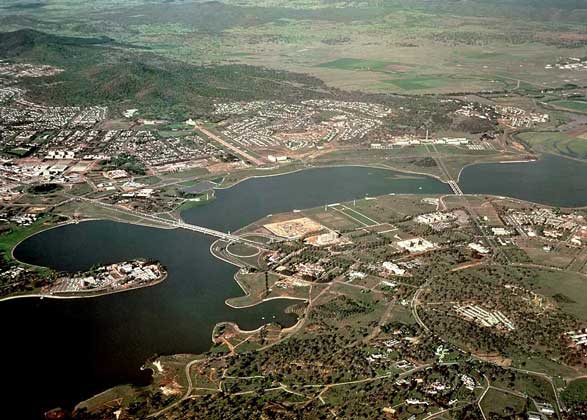  IGDA     КАНБЕРРА. В центре города в 1960-х годах было создано искусственное озеро Берли-Гриффин.