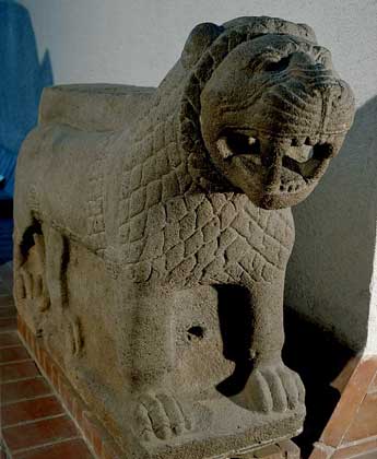  IGDA/Ara Guler     СТОРОЖ ВОРОТ, скульптура льва, образец неохеттской культуры 9 в. до н.э.