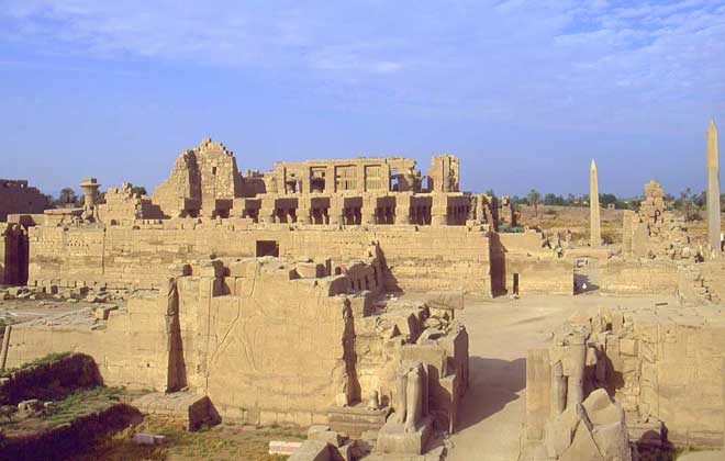 КОМПЛЕКС ХРАМОВ КАРНАК в Египте возводился примерно с 1980 до н.э. и вплоть до кончины римского императора Августа в 14 г. н.э. IGDA/G. Veggi
