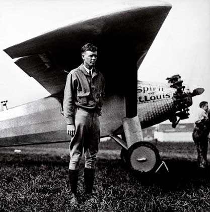  IGDA     ЧАРЛЗ ЛИНДБЕРГ рядом со своим самолетом «Дух Сент-Луиса».