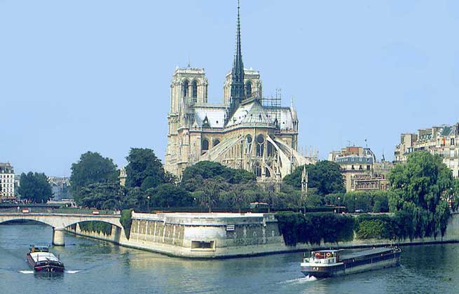 ОСТРОВ СИТЕ НА Р.СЕНА, где расположен собор Парижской Богоматери (Нотр-Дам).        IGDA/N. Cirani