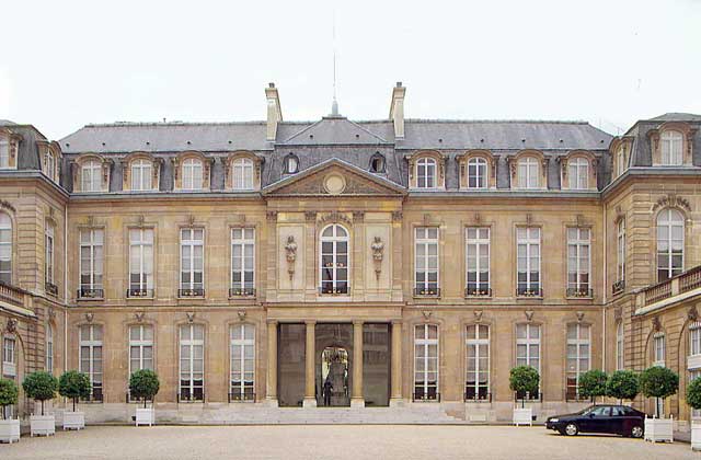ЕЛИСЕЙСКИЙ ДВОРЕЦ (1718), резиденция президента Франции (с 1873).  IGDA/W. Buss