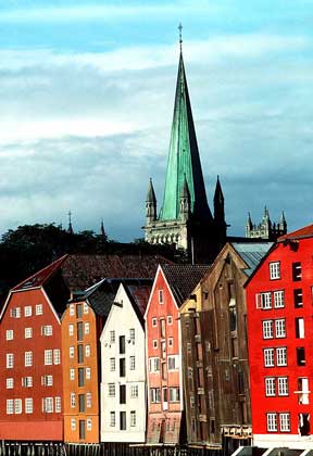  IGDA/G. Roli     СКЛАДЫ по соседству с собором в Тронхейме, одном из крупнейших городов Норвегии (основан в 99)