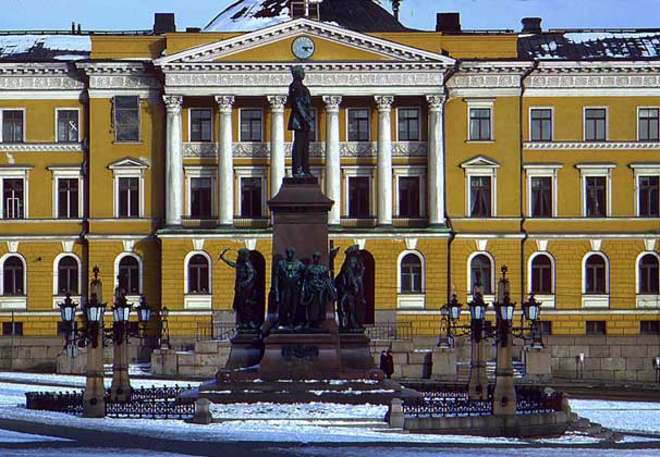  IGDA/M. Bertinetti     ХЕЛЬСИНКИ. Президентский дворец. Здание построено в 1818. До 1917 здесь размещалась резиденция русского царя. Перед зданием стоит памятник царю Александру II.