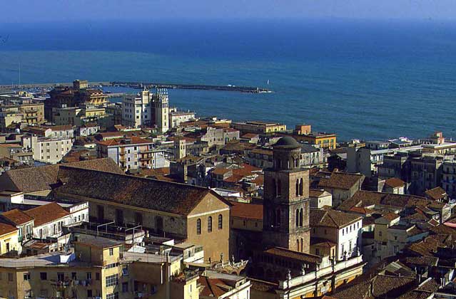  IGDA/A. Vergani     САЛЕРНО – административный центр одноименной провинции, второй по значению (после Неаполя) промышленный центр области Кампания и портовый город.