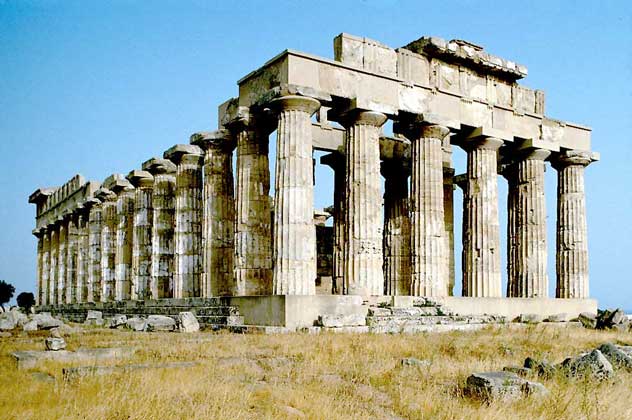  IGDA/A. Dagli Orti     СИЦИЛИЯ. Развалины храма в древнегреческом городе Селинунт (начало 6 в. до н.э.).