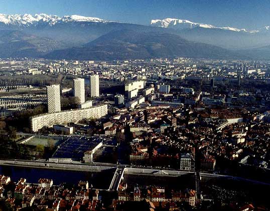  IGDA/S. Vannini     ГРЕНОБЛЬ – административный центр департамента Изер и экономическая столица французских Альп. На заднем плане Альпы.