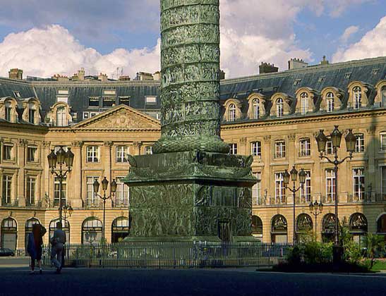  IGDA/Tripelon-Jarry     ВАНДОМСКАЯ ПЛОЩАДЬ (ПАРИЖ). В центре – колонна в честь победы французской армии под Аустерлицем.