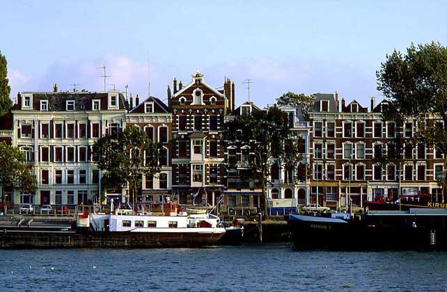  IGDA/G. Sioen     ИСТОРИЧЕСКИЕ ЗДАНИЯ на берегу одного из каналов города Роттердам, расположенного в устье Рейна.