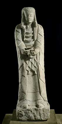  IGDA/G. Nimatallah     СТАТУЯ ЖЕНЩИНЫ, приносящей дары (ок. 4 в. до н.э.), найдена в провинции Альбасете. Национальный археологический музей, Мадрид.