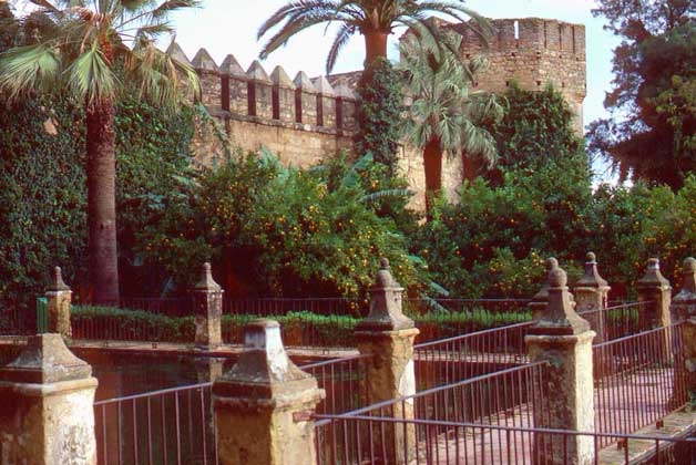  IGDA/G. Dagli Orti     САДЫ с фонтанами и прудами у стен замка Алькасар в Сеговии.