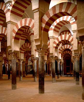  IGDA/G. Dagli Orti     ИНТЕРЬЕР бывшей Большой мечети халифата Омейяда в Кордове с 850 колоннами, соединенными подковообразными арками. В 1236 кордовская мечеть была превращена в собор.