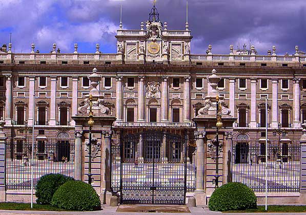  IGDA/W. Buss     МАДРИД. Бывший королевский дворец. После пожара (1734) здание было перестроено.