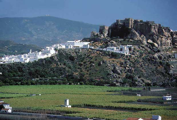  IGDA/C. Sappa     ИСПАНСКОЕ ПОСЕЛЕНИЕ у крепостных стен близ города Мотриль на побережье Гранады.