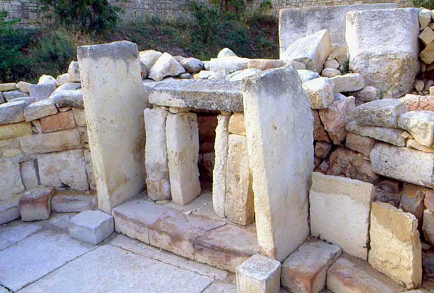  IGDA/G. Dagli Orti     РАЗВАЛИНЫ ХРАМА ХАДЖАР-ИМ (3200–2400 до н.э.).