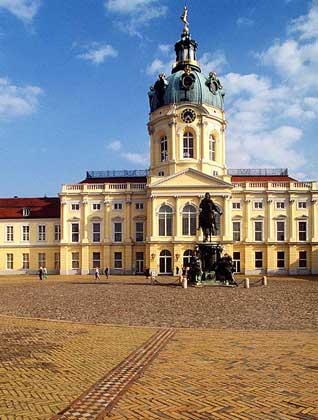  IGDA/G. P. Cavellero     ДВОРЕЦ ШАРЛОТТЕНБУРГ в Берлине (конец 17 в.). У входа – конная статуя Фридриха Вильгельма (1620–1688).