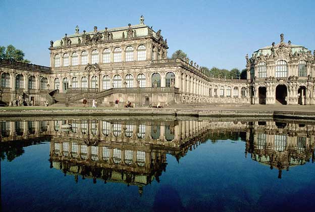  IGDA/G. P. Cavallero     ДВОРЦОВЫЙ АНСАМБЛЬ ЦВИНГЕР, построенный в 1711–1722 для проведения королевских праздников. В настоящее время в Цвингере размещается Дрезденская картинная галерея.
