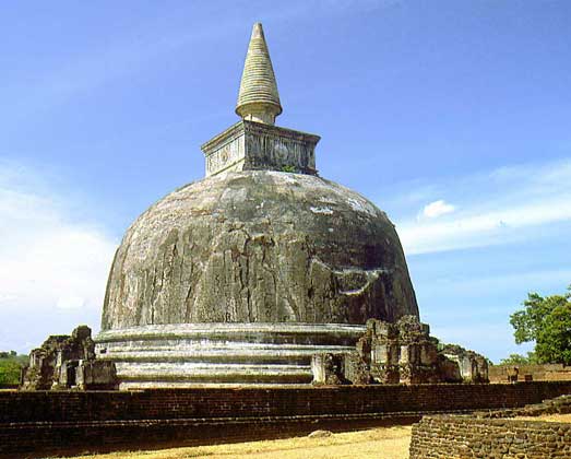  IGDA/C. Rives     СТУПА – буддийское культовое сооружение в Полоннарува (Шри-Ланка).