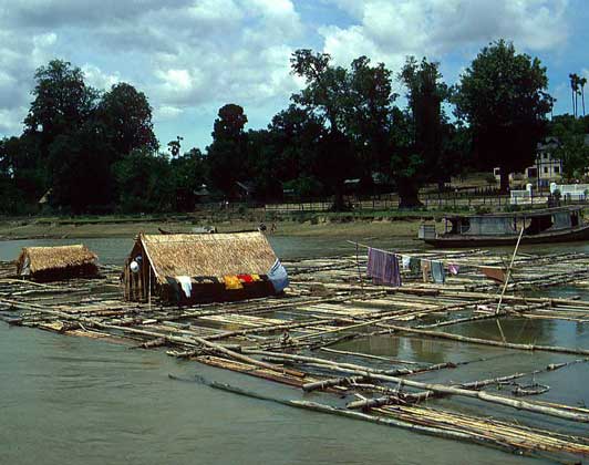  IGDA/M. Bertinetti     СВАЙНОЕ ПОСЕЛЕНИЕ на реке Иравади