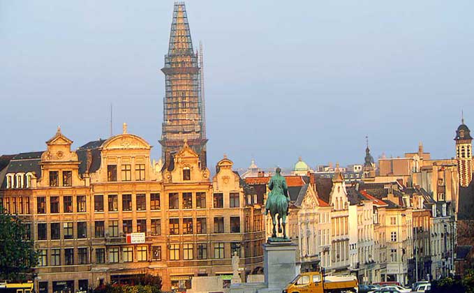  IGDA/W. Buss     БРЮССЕЛЬ. В центре столицы на площади Гранд-Плас возвышается ажурная башня городской ратуши, увенчанная позолоченной пятиметровой статуей покровителя города св. Михаила.