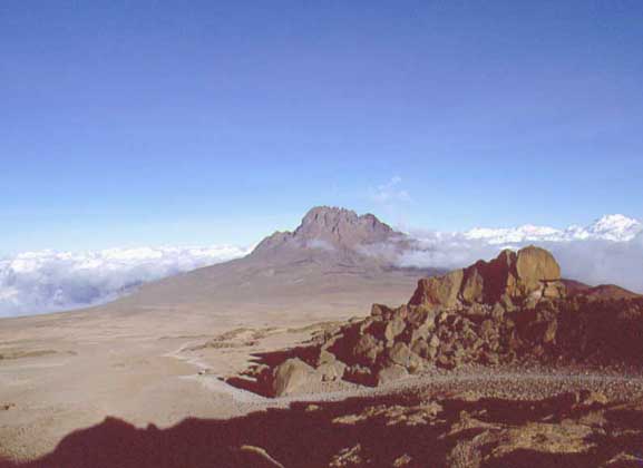  IGDA/S. Vannini     ГОРА МАЙВЕНЗИ (5320 м над у.м.) – один из трех слившихся конусов, образующих самый высокий вулканический массив в Африке – Килиманджаро (высшая точка 5895 м).