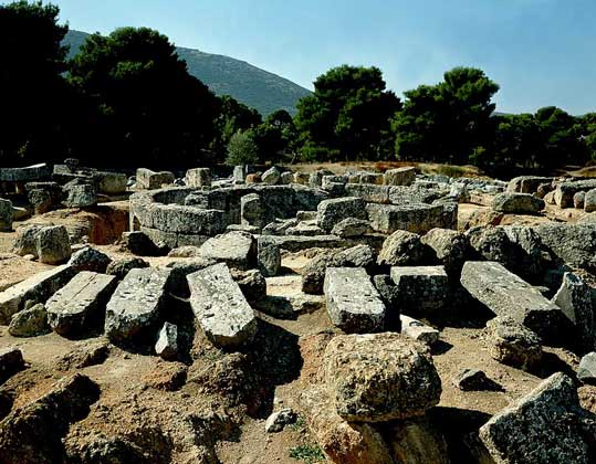  IGDA/G. Dagli Orti     РАЗВАЛИНЫ ТОЛОСА и храма Асклепия (конец 5 в. до н.э.) в древнегреческом городе Эпидавр.
