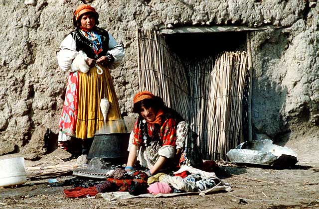  IGDA/N. Cirani     ЖЕНЩИНЫ ИЗ ИРАНСКОГО АЗЕРБАЙДЖАНА, занятые подготовкой шерсти для изготовления ковров.