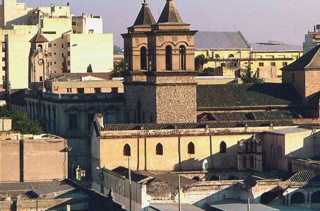  IGDA/M. Leigheb     КОРДОВА входит в первую тройку крупнейших городов Аргентины. Одна из основных достопримечательностей Кордовы – Иезуитская церковь 17 в.