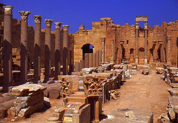  IGDA/C. Sappa     РАЗВАЛИНЫ БАЗИЛИКИ ДРЕВНЕГО ГОРОДА ЛЕПТИС-МАГНА (на территории современной Ливии). Базилика была построена в эпоху правления римского императора Септимия Севера (146–211 н.э.), который родился в этом городе.
