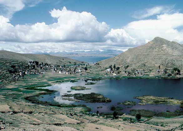  IGDA/G. Sioen     ТИТИКАКА – крупнейшее в Южной Америке и самое высокогорное (3812 м над у.м.) судоходное озеро, находится в Центральных Андах, на границе Боливии и Перу.