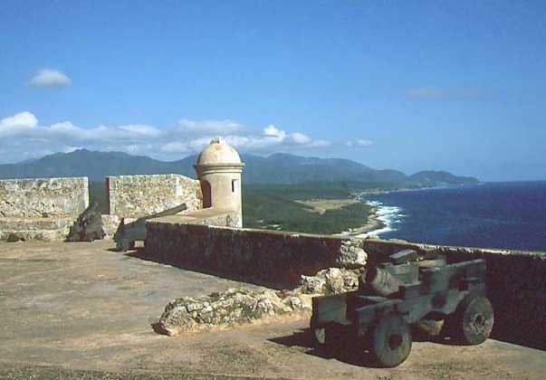  IGDA/V. Degrandi     КРЕПОСТЬ ЭЛЬ-МОРРО на побережье бухты Сантьяго-де-Куба на юго-востоке страны. Построена испанцами в 1633–1639, перестроена в 18–19 вв.