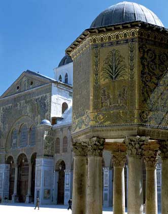  IGDA/G. Dagli Orti     МЕЧЕТЬ ОМЕЙЯДОВ в Дамаске. Построена в конце 4 в.н.э. при римском императоре Феодосии I как церковь Иоана Крестителя, в 8 в. преобразована в мечеть.