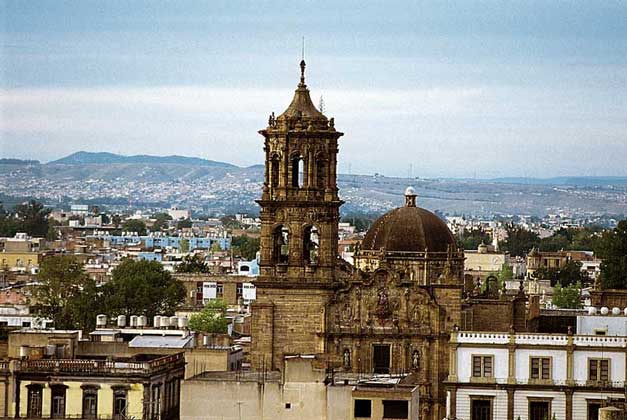  IGDA/S. Gutierrez     ГОРОД ГВАДАЛАХАРА, административный центр штата Халиско на западе Мексики. На переднем плане церковь Санта-Моника (1720–1733).