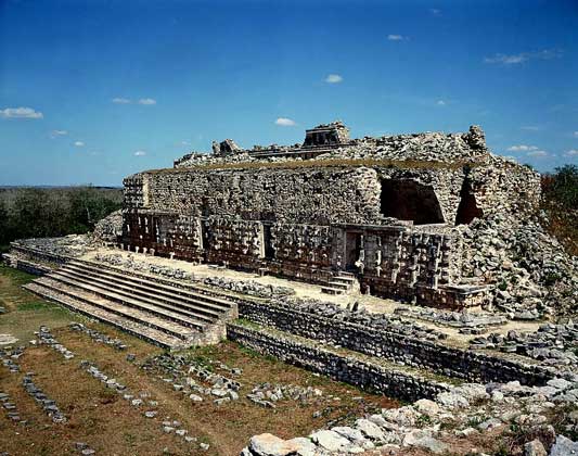  IGDA/G. Dagli Orti     ХРАМ ЧАКА (бога ветра и дождя у майя) близ города Кабах на полуострове Юкатан, построенный в 10–11 вв.