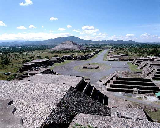  IGDA/G. Dagli Orti     РАЗВАЛИНЫ ГОРОДА ТЕОТИУАКАН в межгорной долине примерно в 50 км к северо-востоку от города Мехико. Археологами вскрыты две громадные пирамиды Солнца и Луны, множество небольших пирамид и других построек. Посредине города