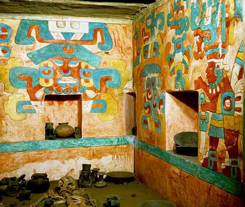  IGDA/G. Dagli Orti     ИНТЕРЬЕР ГРОБНИЦЫ сапотекского принца в Монте-Альбане (Мексика). Наиболее внушительные гробницы обнаружены при раскопках древнего города Монте-Альбан, в 10 км к западу от современного Оахака.