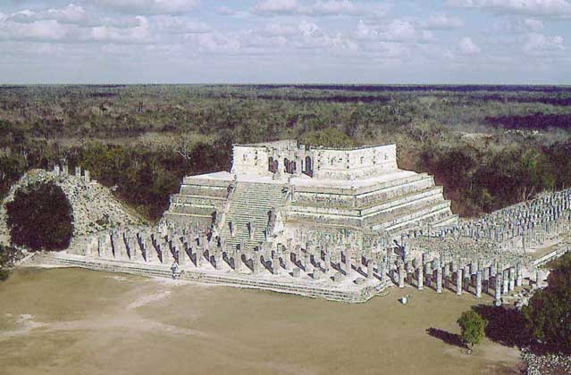  IGDA/M. Seemuller     РУИНЫ ВЕЛИЧЕСТВЕННОГО ХРАМА ВОИНОВ в Чичен-Ице на полуострове Юкатан. Предполагают, что храм был построен майя-тольтеками в 950–1500.