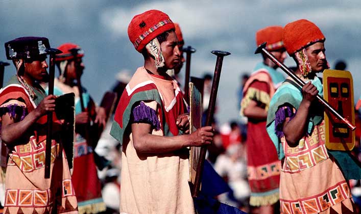  IGDA/M. Bertinetti     ИНДЕЙЦЫ играют на древних народных инструментах – кена и аната (подобие флейты).