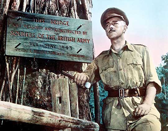  IGDA/A. Dagli Orti     АЛЕК ГИННЕС в роли британского офицера в фильме Мост через реку Квай (1957).