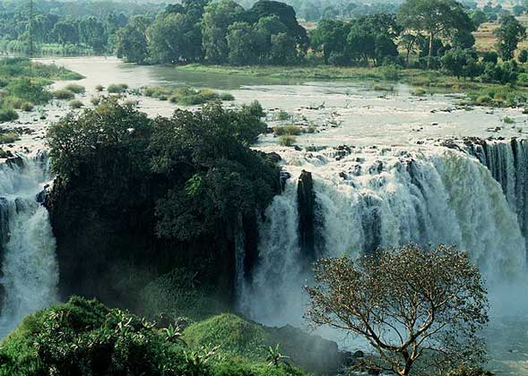 ВОДОПАД на реке Аббай (так называют в Эфиопии верхнее течение Голубого Нила), основной водной артерии страны. IGDA/C. Sappa